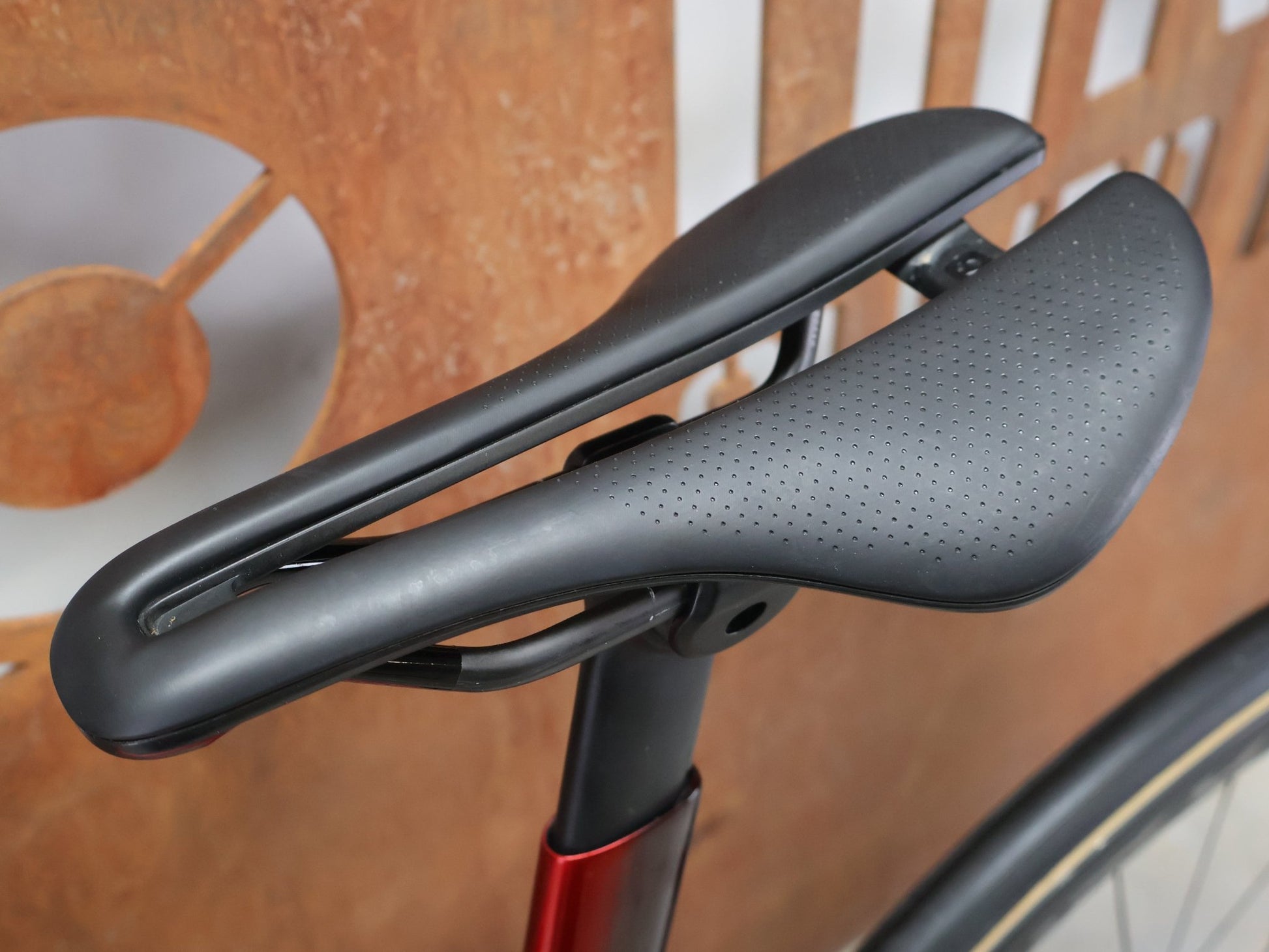 Rennrad von Trek, TREK MADONE SLR 7 GEN 8 / CARBON RED SMOKE / S vor USEDBIKES - OB.DE Hintergrund