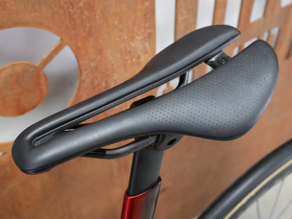 Rennrad von Trek, TREK MADONE SLR 7 GEN 8 / CARBON RED SMOKE / S vor USEDBIKES - OB.DE Hintergrund