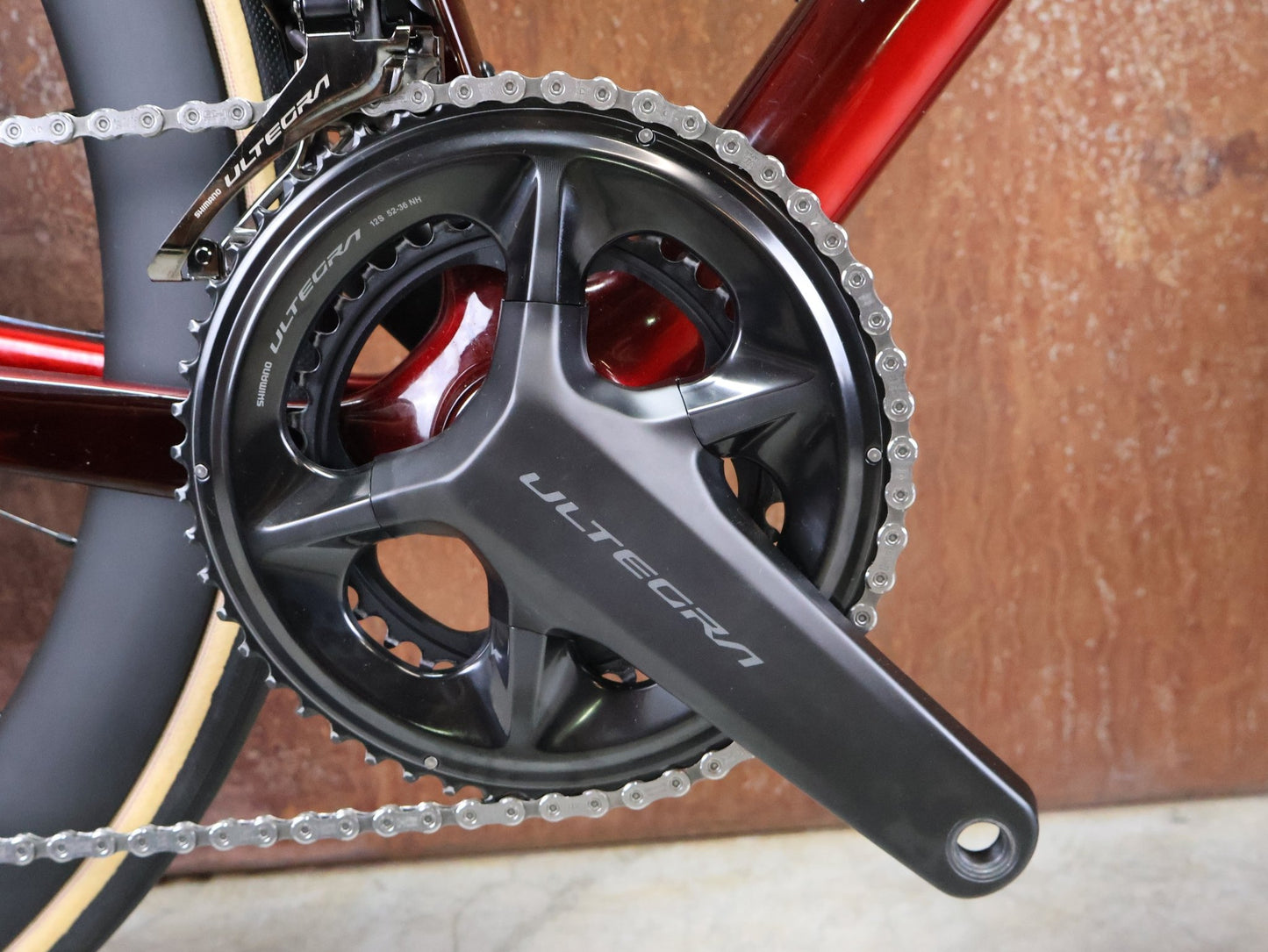 Rennrad von Trek, TREK MADONE SLR 7 GEN 8 / CARBON RED SMOKE / S vor USEDBIKES - OB.DE Hintergrund