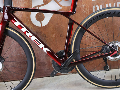 Rennrad von Trek, TREK MADONE SLR 7 GEN 8 / CARBON RED SMOKE / S vor USEDBIKES - OB.DE Hintergrund