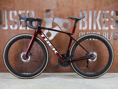 Rennrad von Trek, TREK MADONE SLR 7 GEN 8 / CARBON RED SMOKE / S vor USEDBIKES - OB.DE Hintergrund