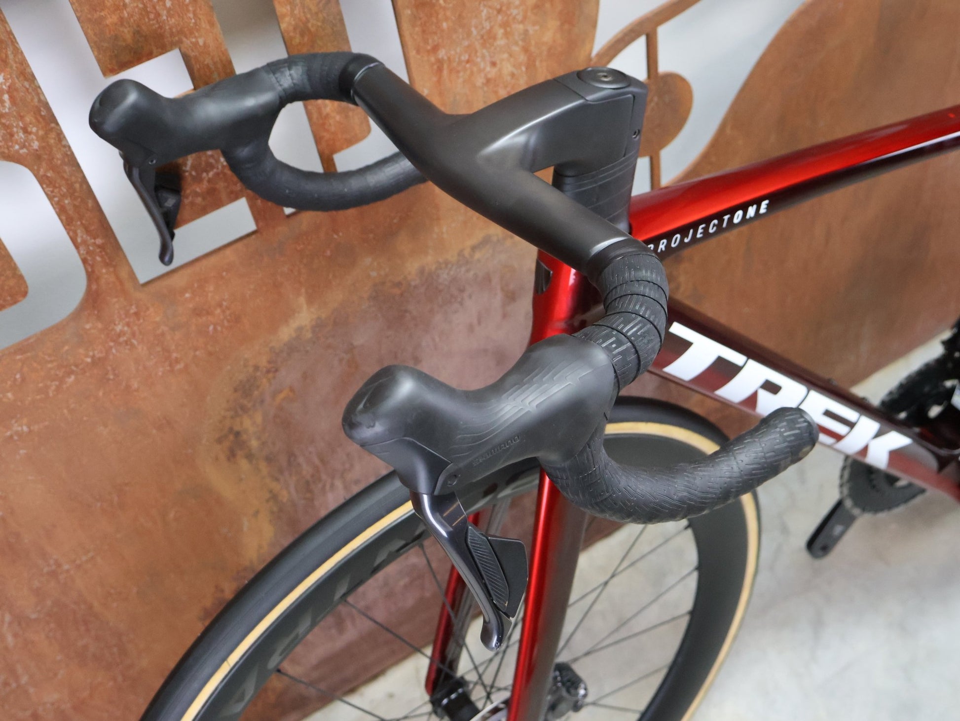 Rennrad von Trek, TREK MADONE SLR 7 GEN 8 / CARBON RED SMOKE / S vor USEDBIKES - OB.DE Hintergrund