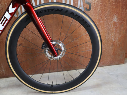 Rennrad von Trek, TREK MADONE SLR 7 GEN 8 / CARBON RED SMOKE / S vor USEDBIKES - OB.DE Hintergrund