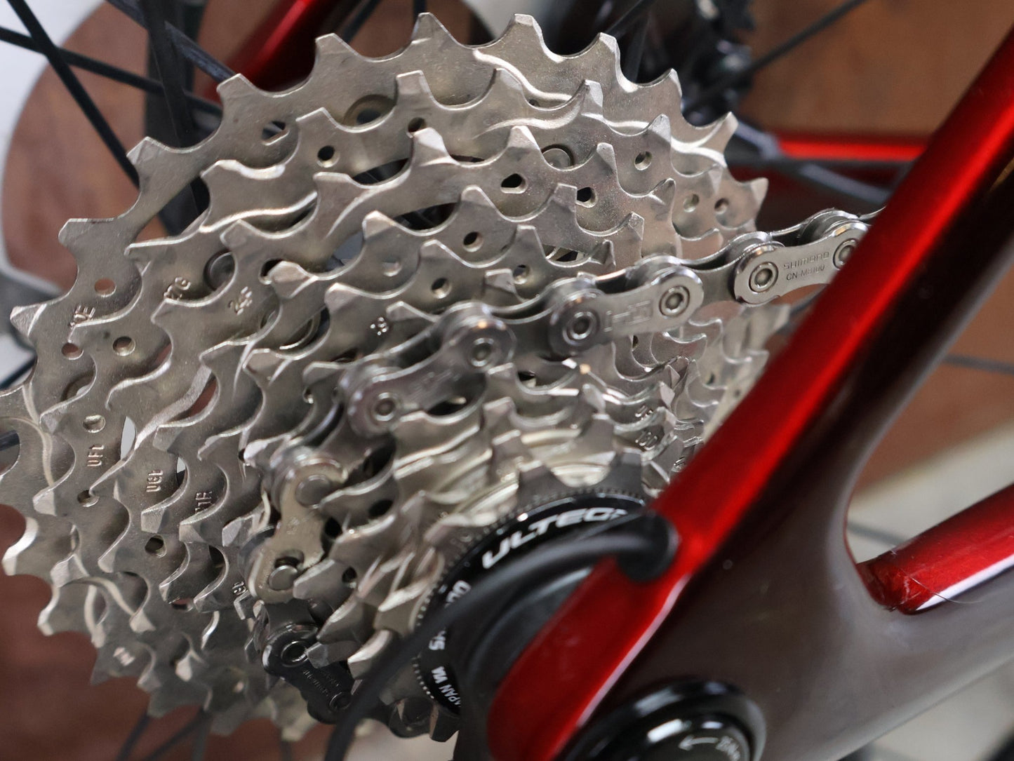 Rennrad von Trek, TREK MADONE SLR 7 GEN 8 / CARBON RED SMOKE / S vor USEDBIKES - OB.DE Hintergrund