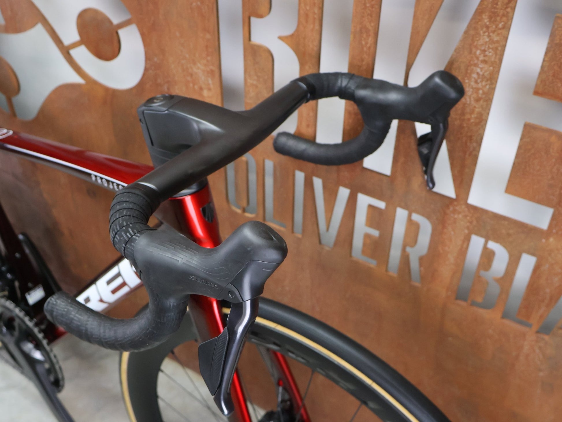 Rennrad von Trek, TREK MADONE SLR 7 GEN 8 / CARBON RED SMOKE / S vor USEDBIKES - OB.DE Hintergrund