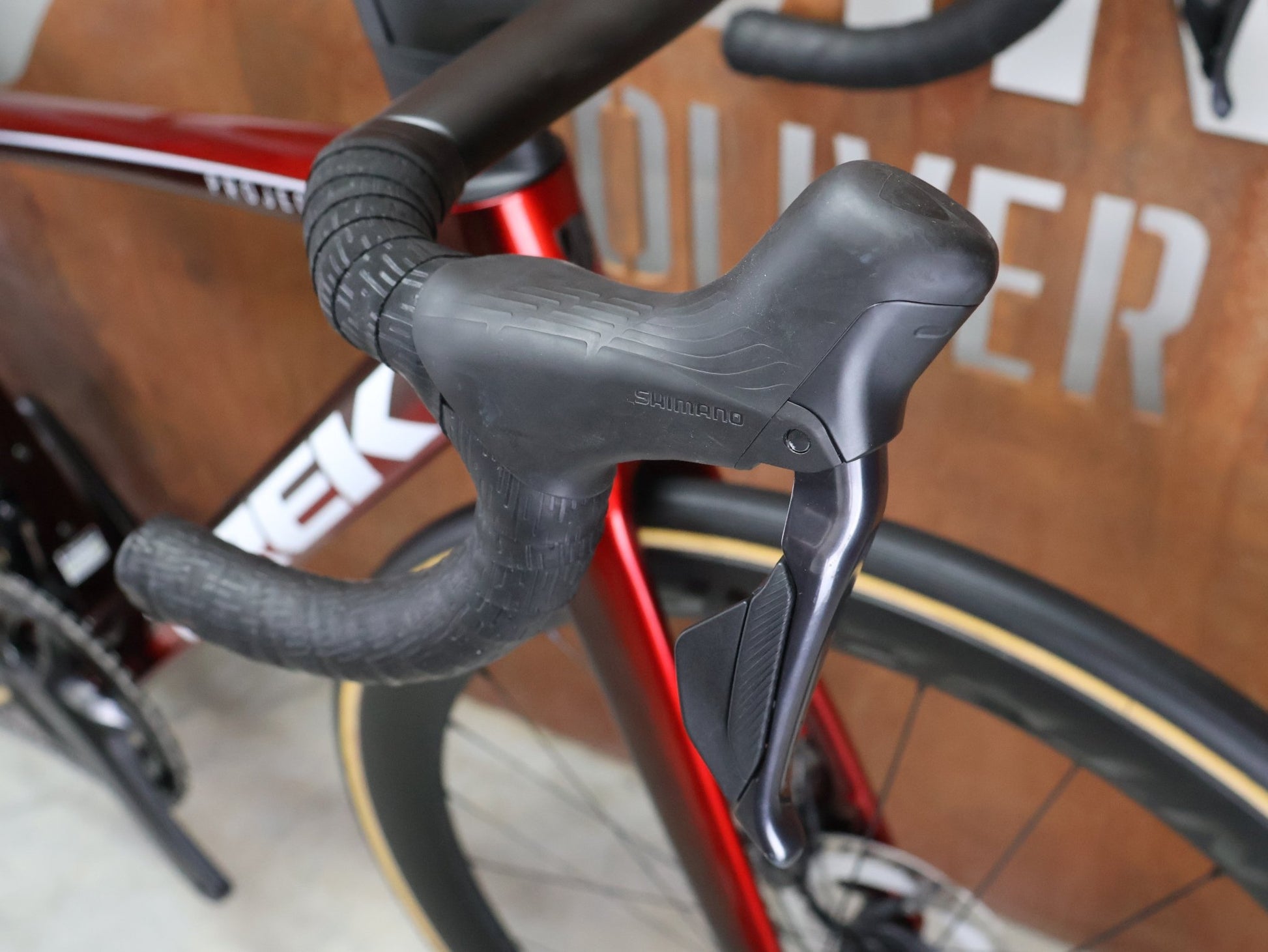 Rennrad von Trek, TREK MADONE SLR 7 GEN 8 / CARBON RED SMOKE / S vor USEDBIKES - OB.DE Hintergrund