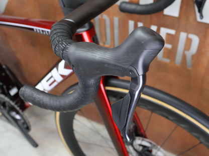 Rennrad von Trek, TREK MADONE SLR 7 GEN 8 / CARBON RED SMOKE / S vor USEDBIKES - OB.DE Hintergrund