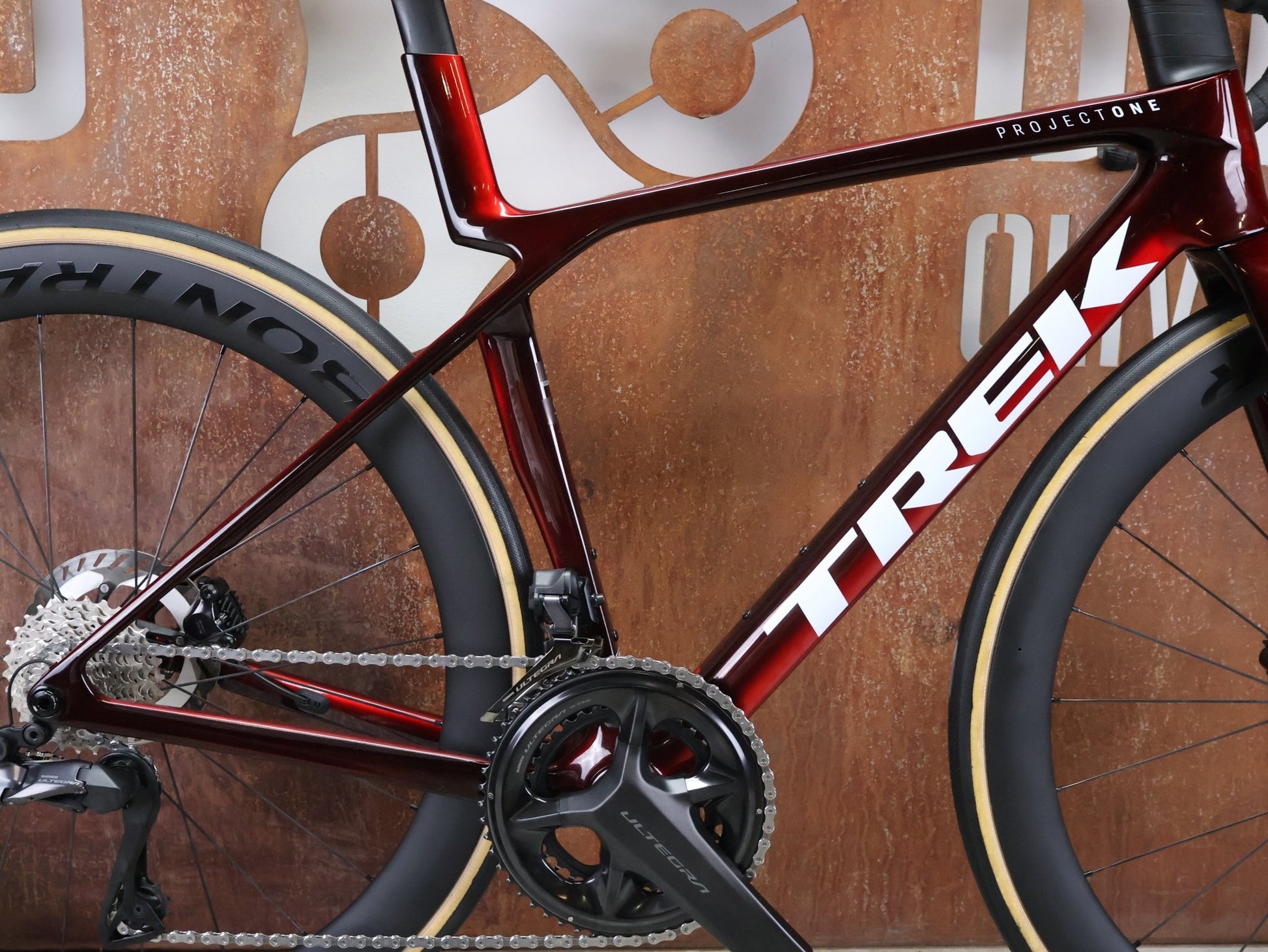 Rennrad von Trek, TREK MADONE SLR 7 GEN 8 / CARBON RED SMOKE / S vor USEDBIKES - OB.DE Hintergrund