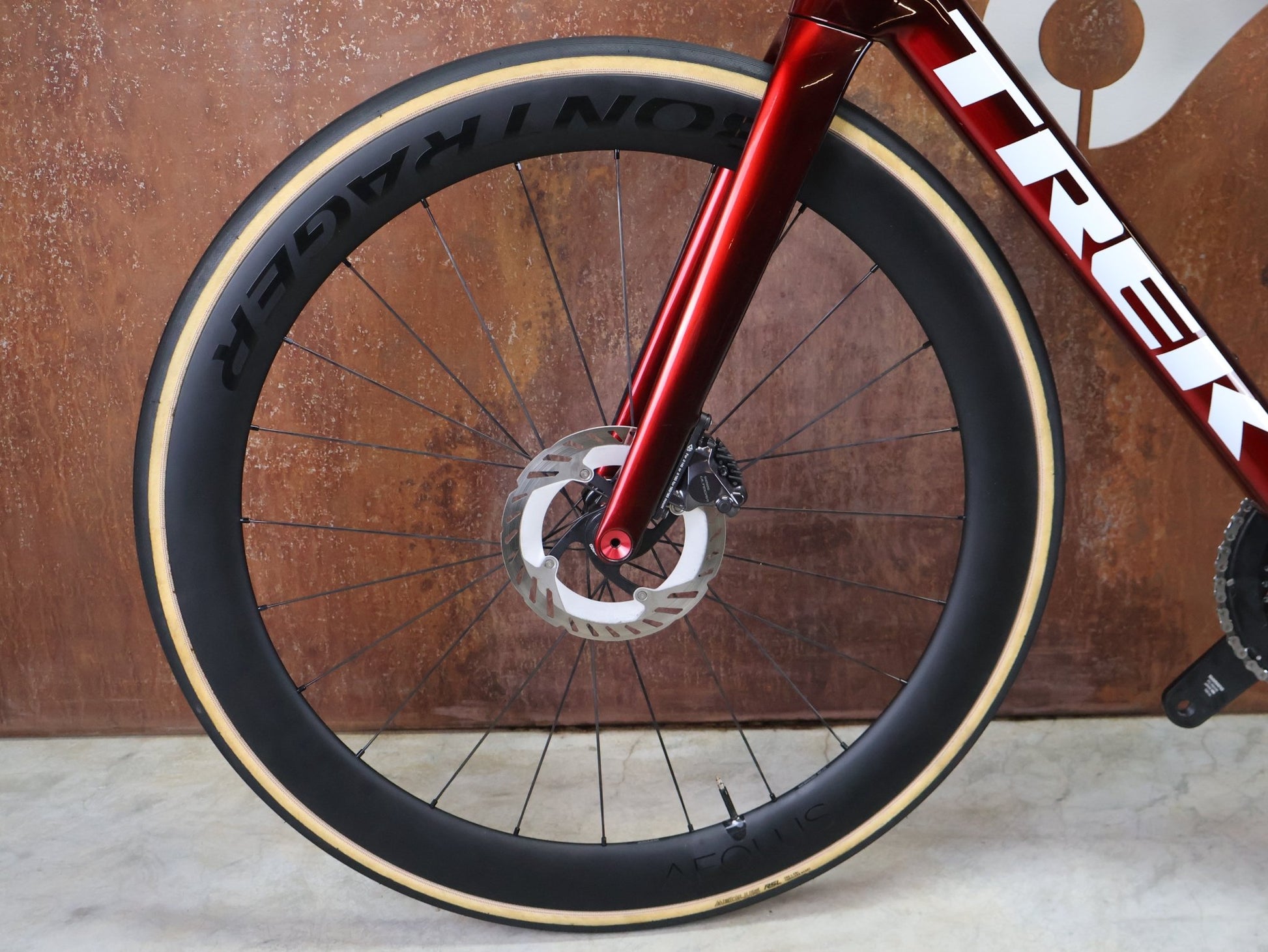 Rennrad von Trek, TREK MADONE SLR 7 GEN 8 / CARBON RED SMOKE / S vor USEDBIKES - OB.DE Hintergrund