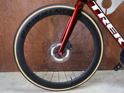 Rennrad von Trek, TREK MADONE SLR 7 GEN 8 / CARBON RED SMOKE / S vor USEDBIKES - OB.DE Hintergrund