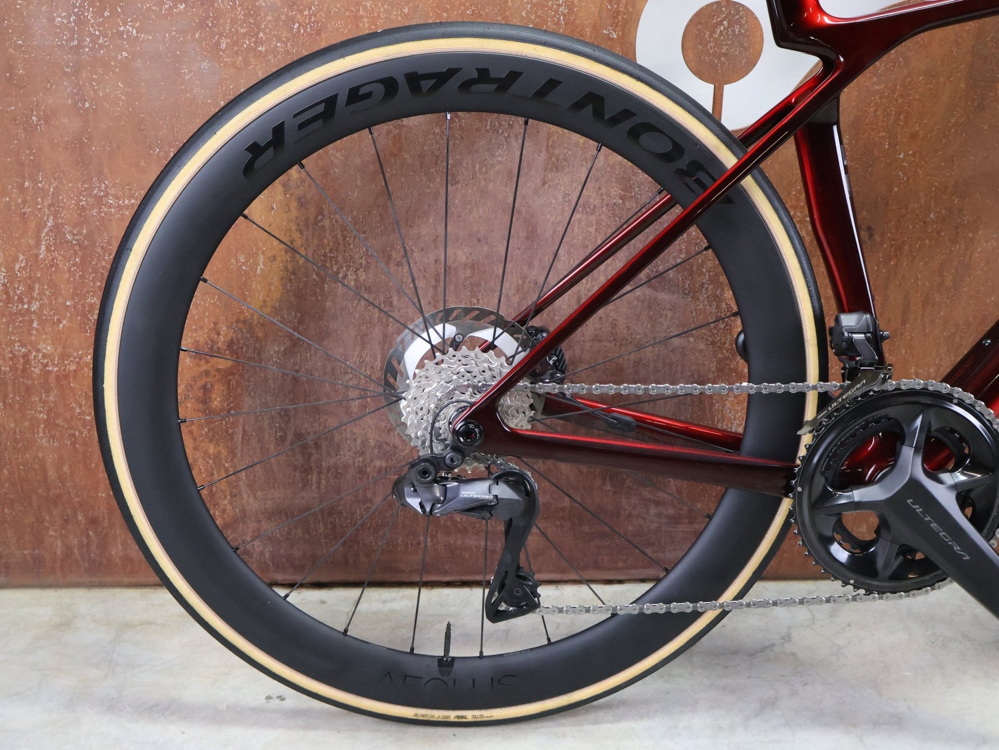 Rennrad von Trek, TREK MADONE SLR 7 GEN 8 / CARBON RED SMOKE / S vor USEDBIKES - OB.DE Hintergrund