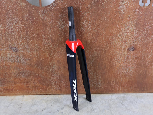 Federgabel, Gabel & Dämpfer von Trek, TREK MADONE SLR 700C RIGID FORK 2021 – VIPER RED GLOSS / 45MM OFFSET – LIDL - TREK PRO TEAM – CARBON vor USEDBIKES - OB.DE Hintergrund