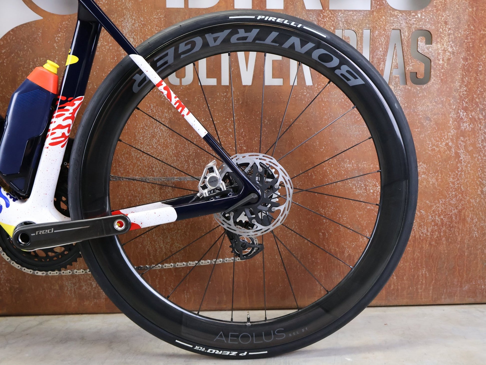 Rennrad von Trek, TREK MADONE SLR 9 AXS GEN 8 ICON COULER CARBON RENNRAD – M/L vor USEDBIKES - OB.DE Hintergrund