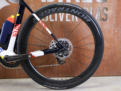 Rennrad von Trek, TREK MADONE SLR 9 AXS GEN 8 ICON COULER CARBON RENNRAD – M/L vor USEDBIKES - OB.DE Hintergrund