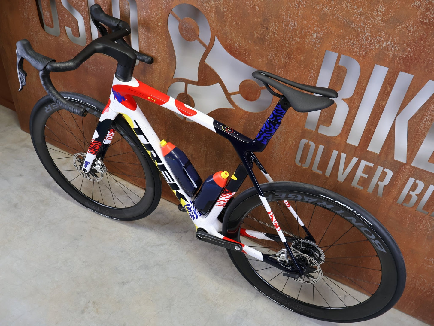 Rennrad von Trek, TREK MADONE SLR 9 AXS GEN 8 ICON COULER CARBON RENNRAD – M/L vor USEDBIKES - OB.DE Hintergrund