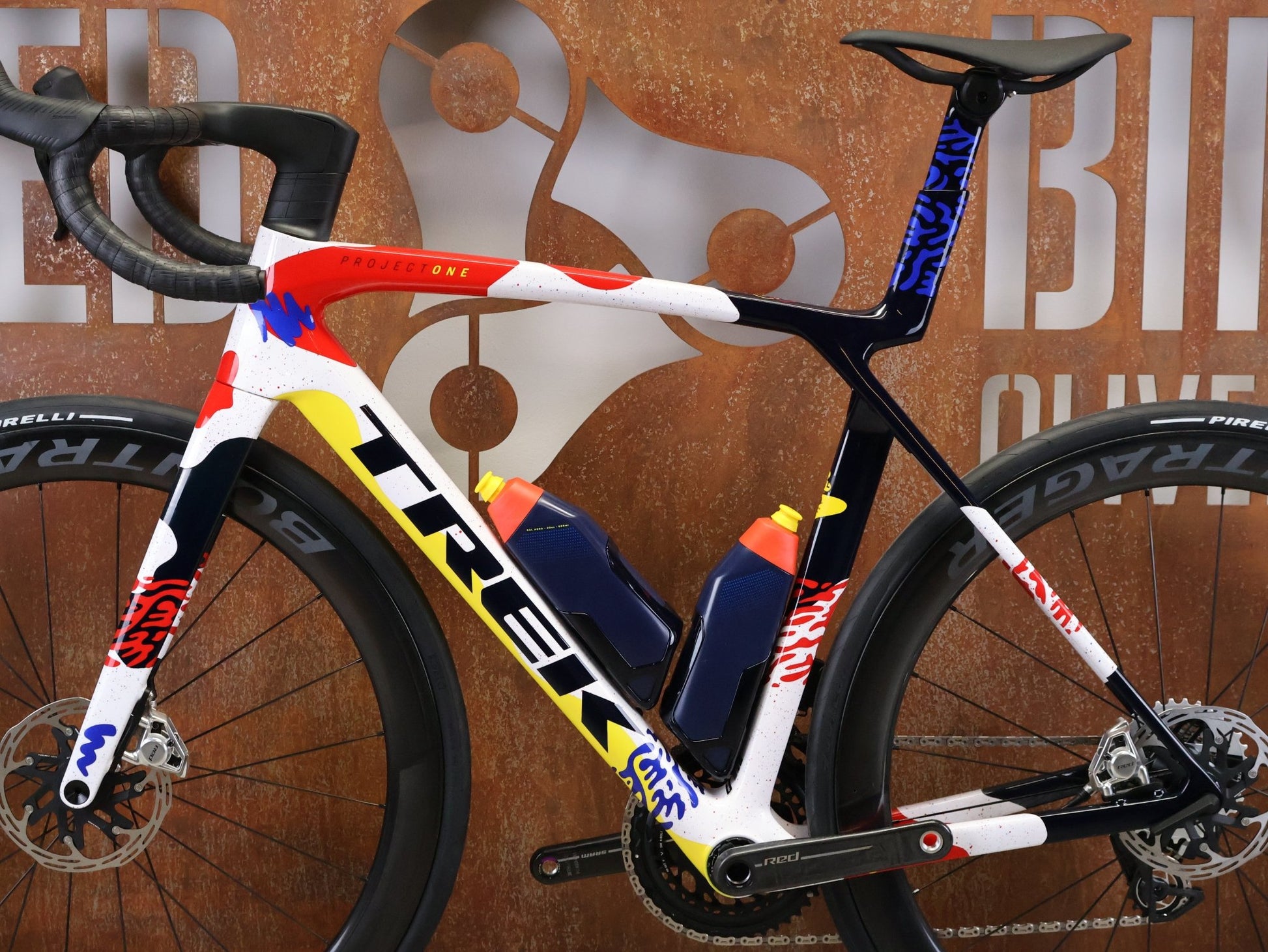 Rennrad von Trek, TREK MADONE SLR 9 AXS GEN 8 ICON COULER CARBON RENNRAD – M/L vor USEDBIKES - OB.DE Hintergrund