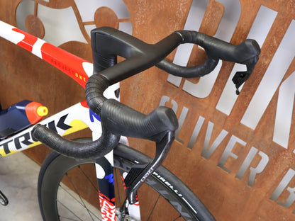 Rennrad von Trek, TREK MADONE SLR 9 AXS GEN 8 ICON COULER CARBON RENNRAD – M/L vor USEDBIKES - OB.DE Hintergrund