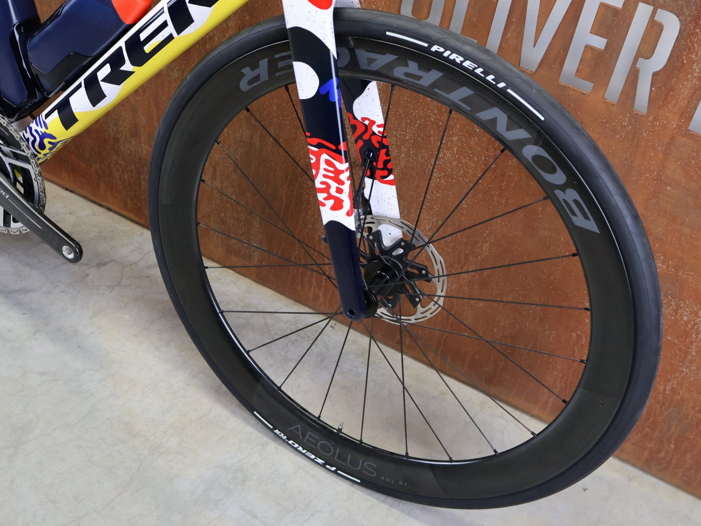 Rennrad von Trek, TREK MADONE SLR 9 AXS GEN 8 ICON COULER CARBON RENNRAD – M/L vor USEDBIKES - OB.DE Hintergrund