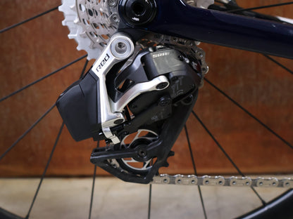 Rennrad von Trek, TREK MADONE SLR 9 AXS GEN 8 ICON COULER CARBON RENNRAD – M/L vor USEDBIKES - OB.DE Hintergrund