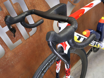 Rennrad von Trek, TREK MADONE SLR 9 AXS GEN 8 ICON COULER CARBON RENNRAD – M/L vor USEDBIKES - OB.DE Hintergrund