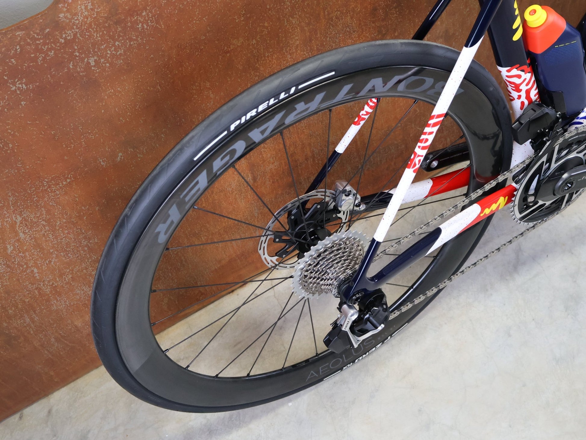 Rennrad von Trek, TREK MADONE SLR 9 AXS GEN 8 ICON COULER CARBON RENNRAD – M/L vor USEDBIKES - OB.DE Hintergrund