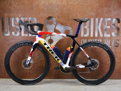 Rennrad von Trek, TREK MADONE SLR 9 AXS GEN 8 ICON COULER CARBON RENNRAD – M/L vor USEDBIKES - OB.DE Hintergrund