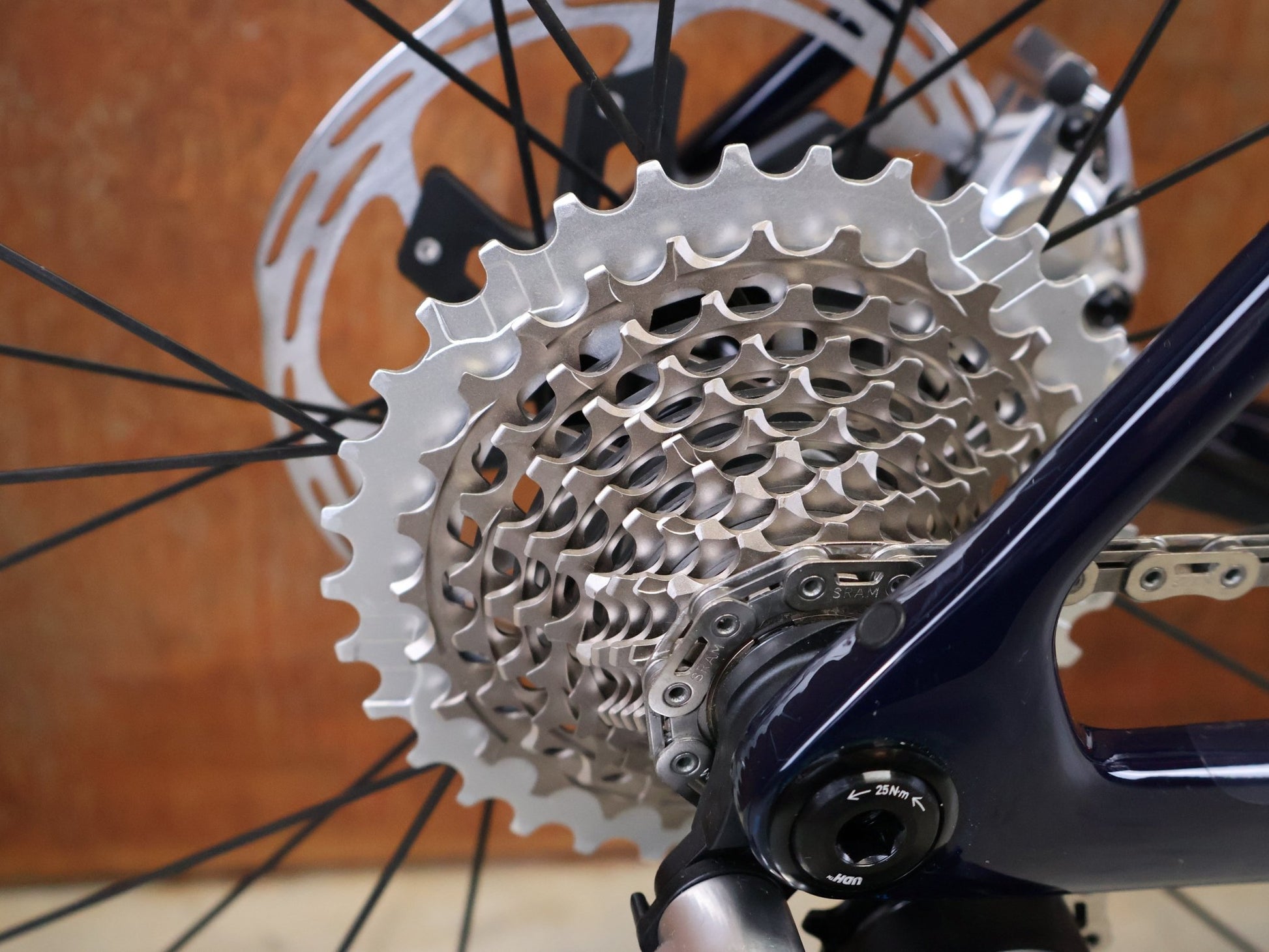 Rennrad von Trek, TREK MADONE SLR 9 AXS GEN 8 ICON COULER CARBON RENNRAD – M/L vor USEDBIKES - OB.DE Hintergrund