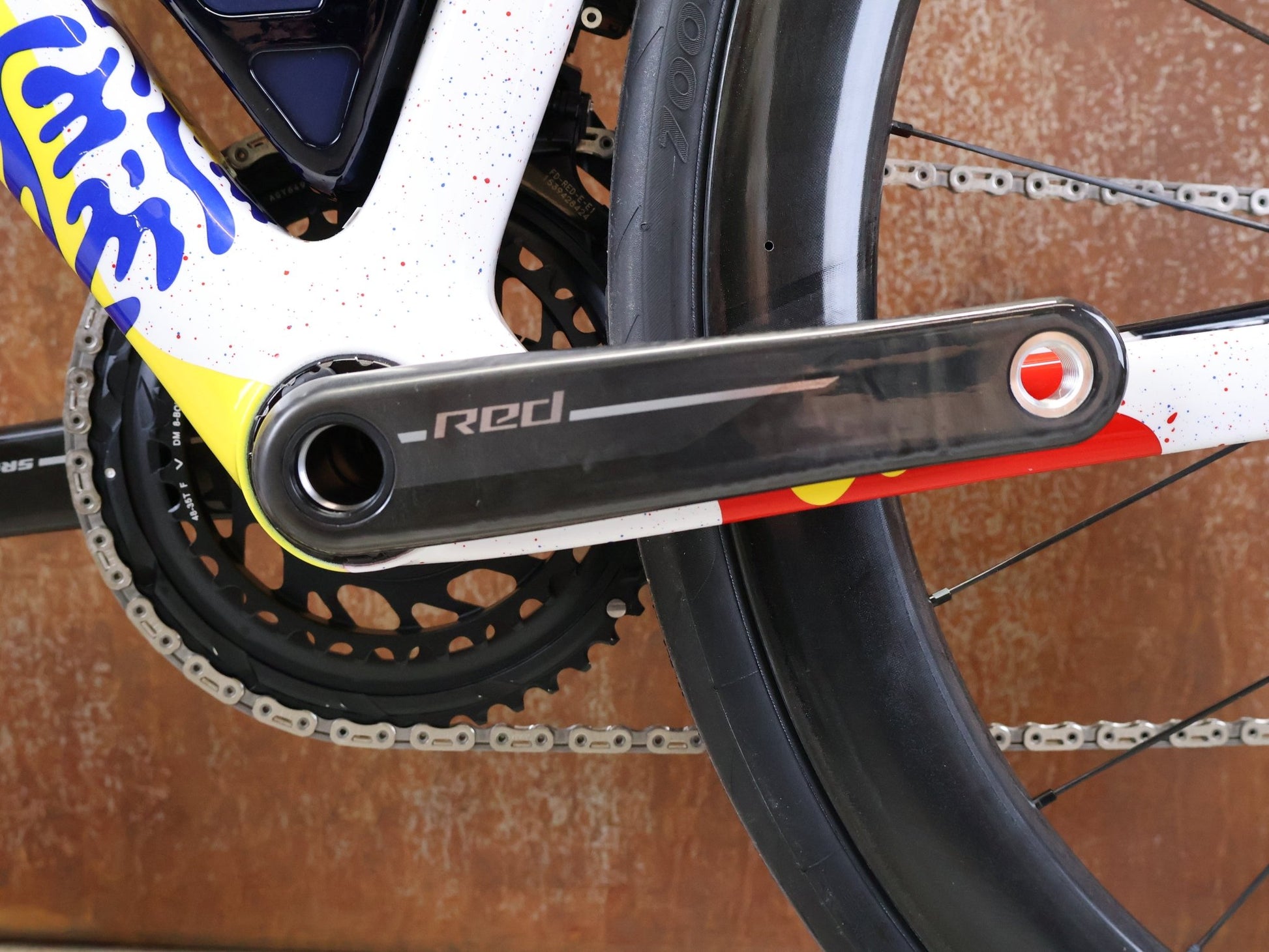 Rennrad von Trek, TREK MADONE SLR 9 AXS GEN 8 ICON COULER CARBON RENNRAD – M/L vor USEDBIKES - OB.DE Hintergrund