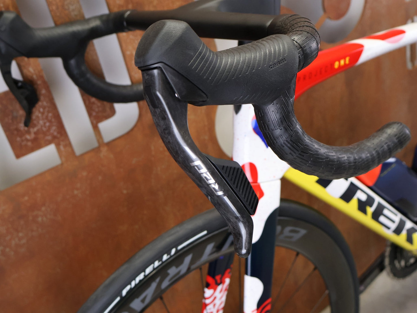 Rennrad von Trek, TREK MADONE SLR 9 AXS GEN 8 ICON COULER CARBON RENNRAD – M/L vor USEDBIKES - OB.DE Hintergrund