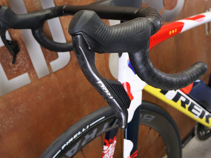 Rennrad von Trek, TREK MADONE SLR 9 AXS GEN 8 ICON COULER CARBON RENNRAD – M/L vor USEDBIKES - OB.DE Hintergrund