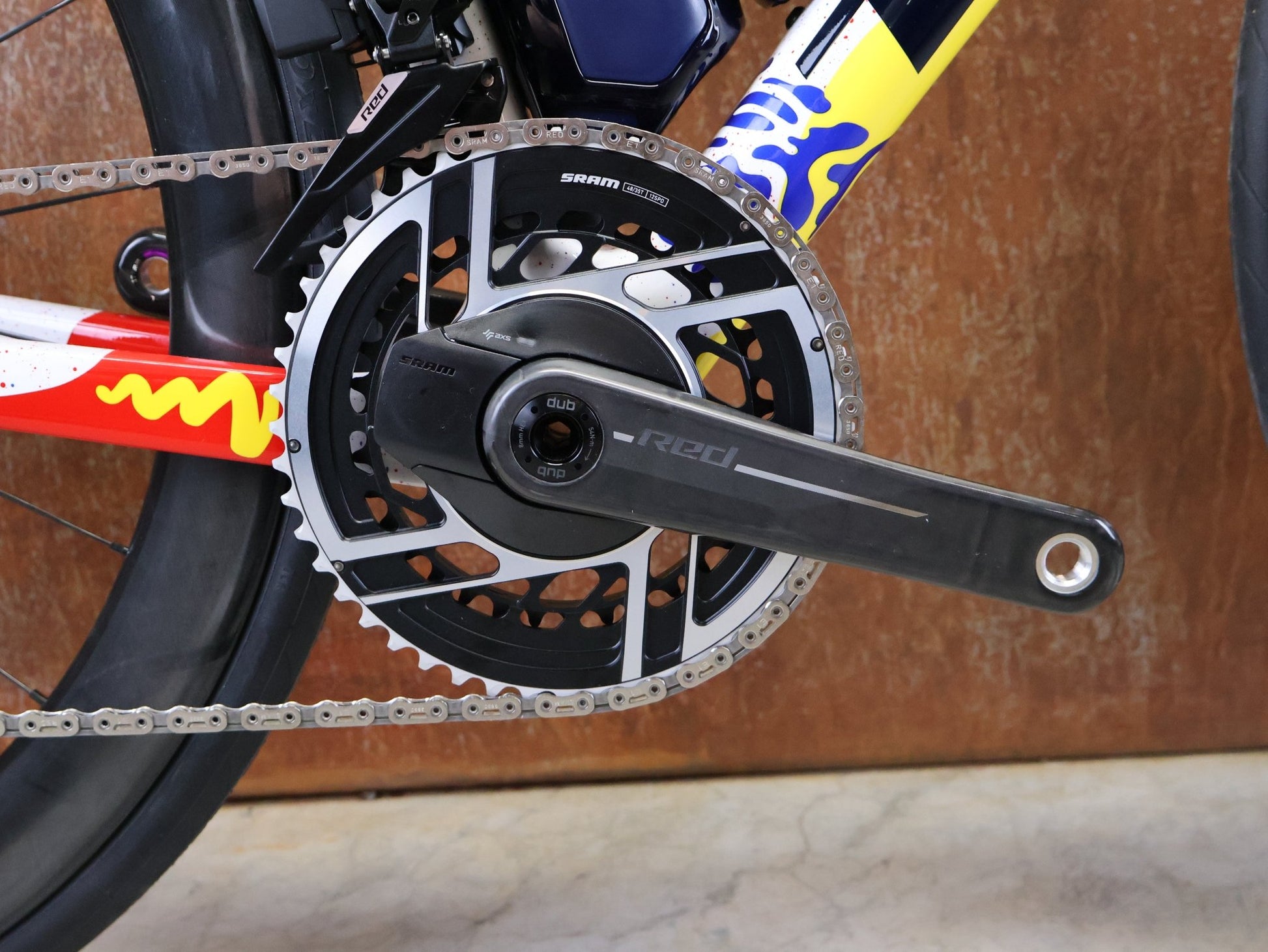 Rennrad von Trek, TREK MADONE SLR 9 AXS GEN 8 ICON COULER CARBON RENNRAD – M/L vor USEDBIKES - OB.DE Hintergrund