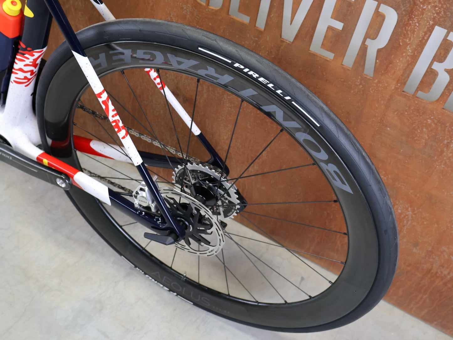 Rennrad von Trek, TREK MADONE SLR 9 AXS GEN 8 ICON COULER CARBON RENNRAD – M/L vor USEDBIKES - OB.DE Hintergrund