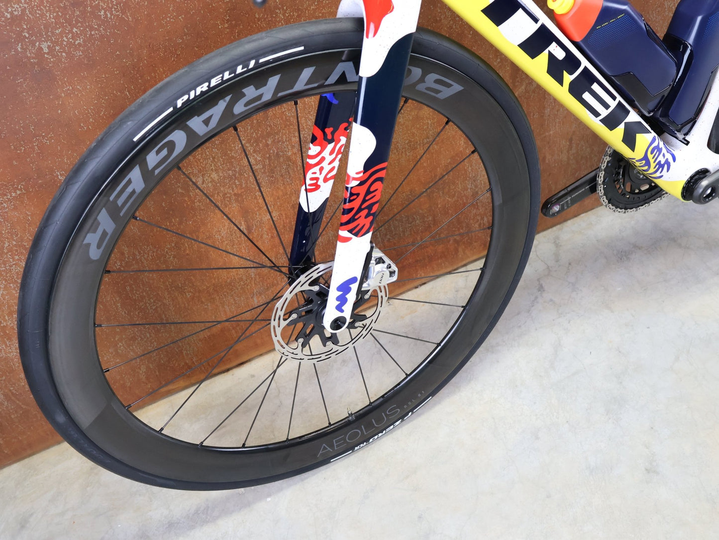 Rennrad von Trek, TREK MADONE SLR 9 AXS GEN 8 ICON COULER CARBON RENNRAD – M/L vor USEDBIKES - OB.DE Hintergrund