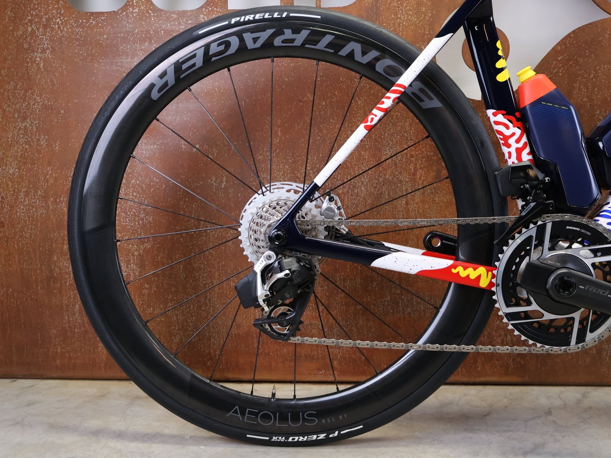 Rennrad von Trek, TREK MADONE SLR 9 AXS GEN 8 ICON COULER CARBON RENNRAD – M/L vor USEDBIKES - OB.DE Hintergrund