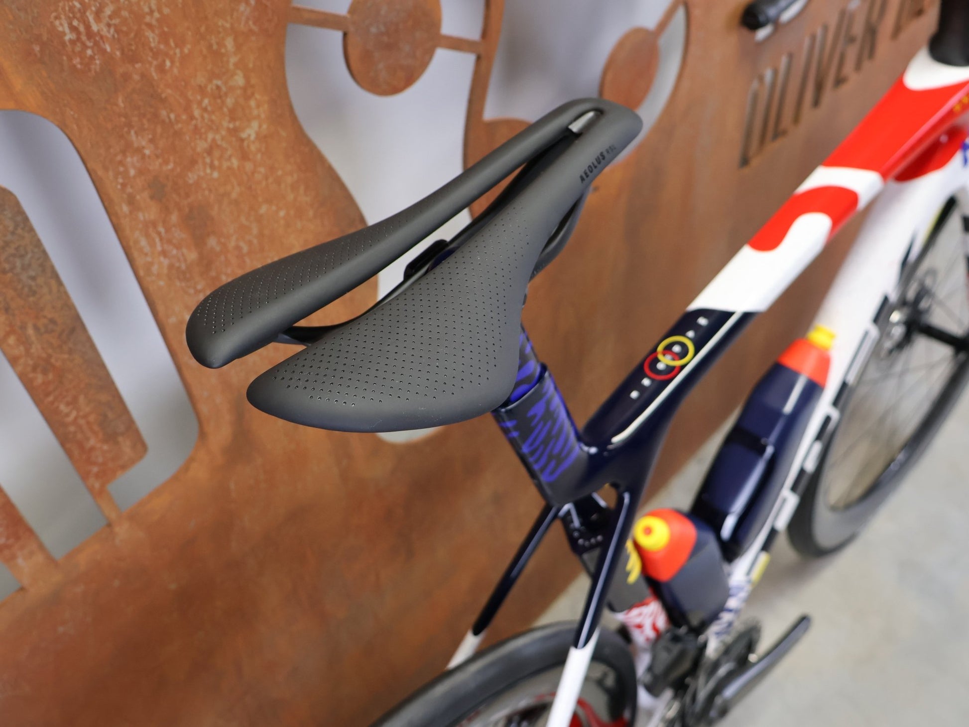 Rennrad von Trek, TREK MADONE SLR 9 AXS GEN 8 ICON COULER CARBON RENNRAD – M/L vor USEDBIKES - OB.DE Hintergrund