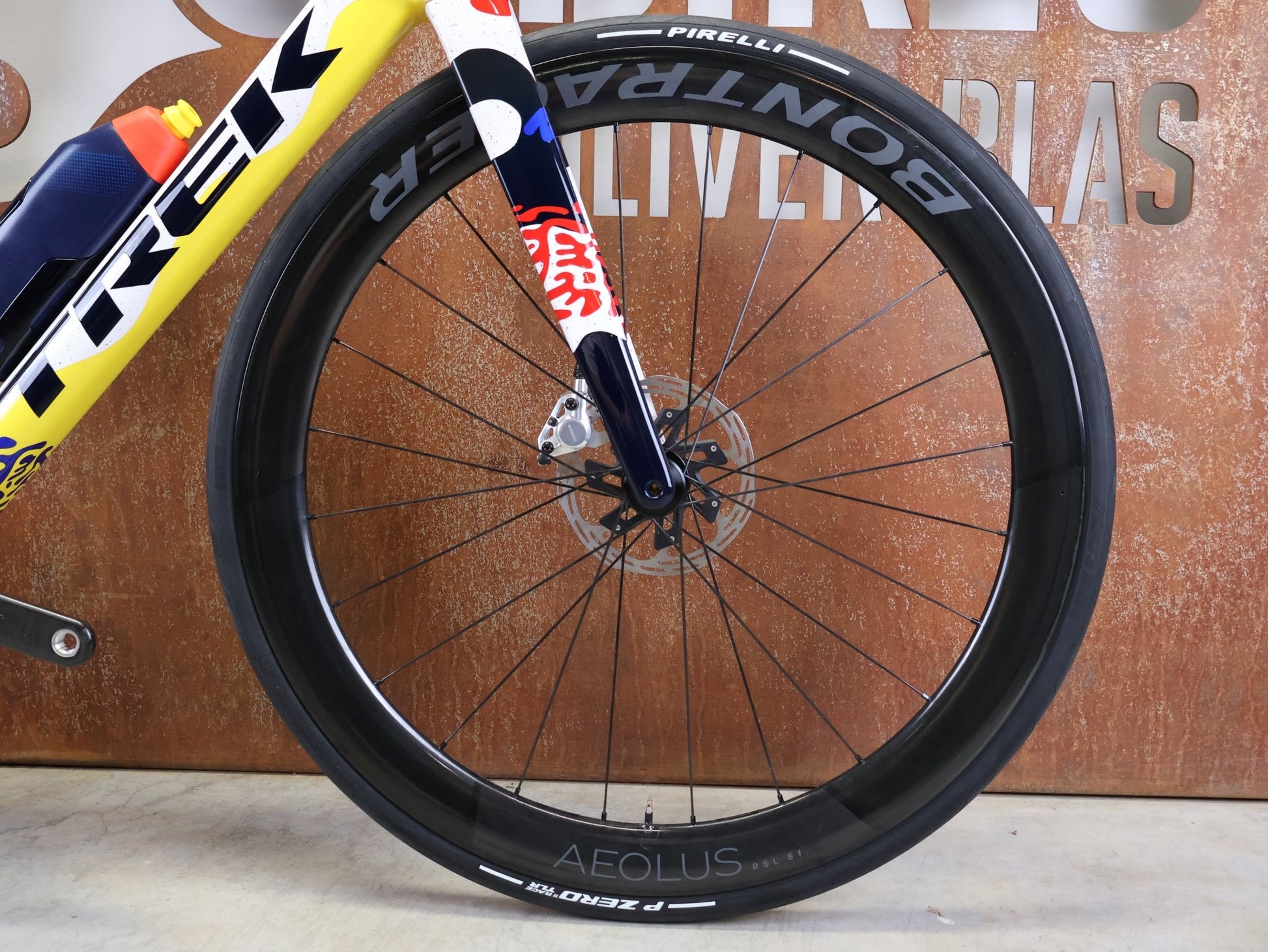 Rennrad von Trek, TREK MADONE SLR 9 AXS GEN 8 ICON COULER CARBON RENNRAD – M/L vor USEDBIKES - OB.DE Hintergrund