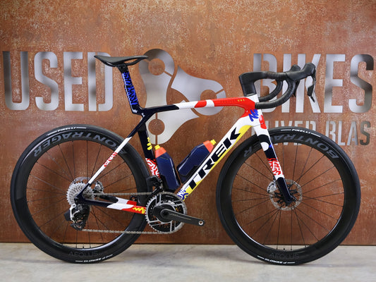 Rennrad von Trek, TREK MADONE SLR 9 AXS GEN 8 ICON COULER CARBON RENNRAD – M/L vor USEDBIKES - OB.DE Hintergrund