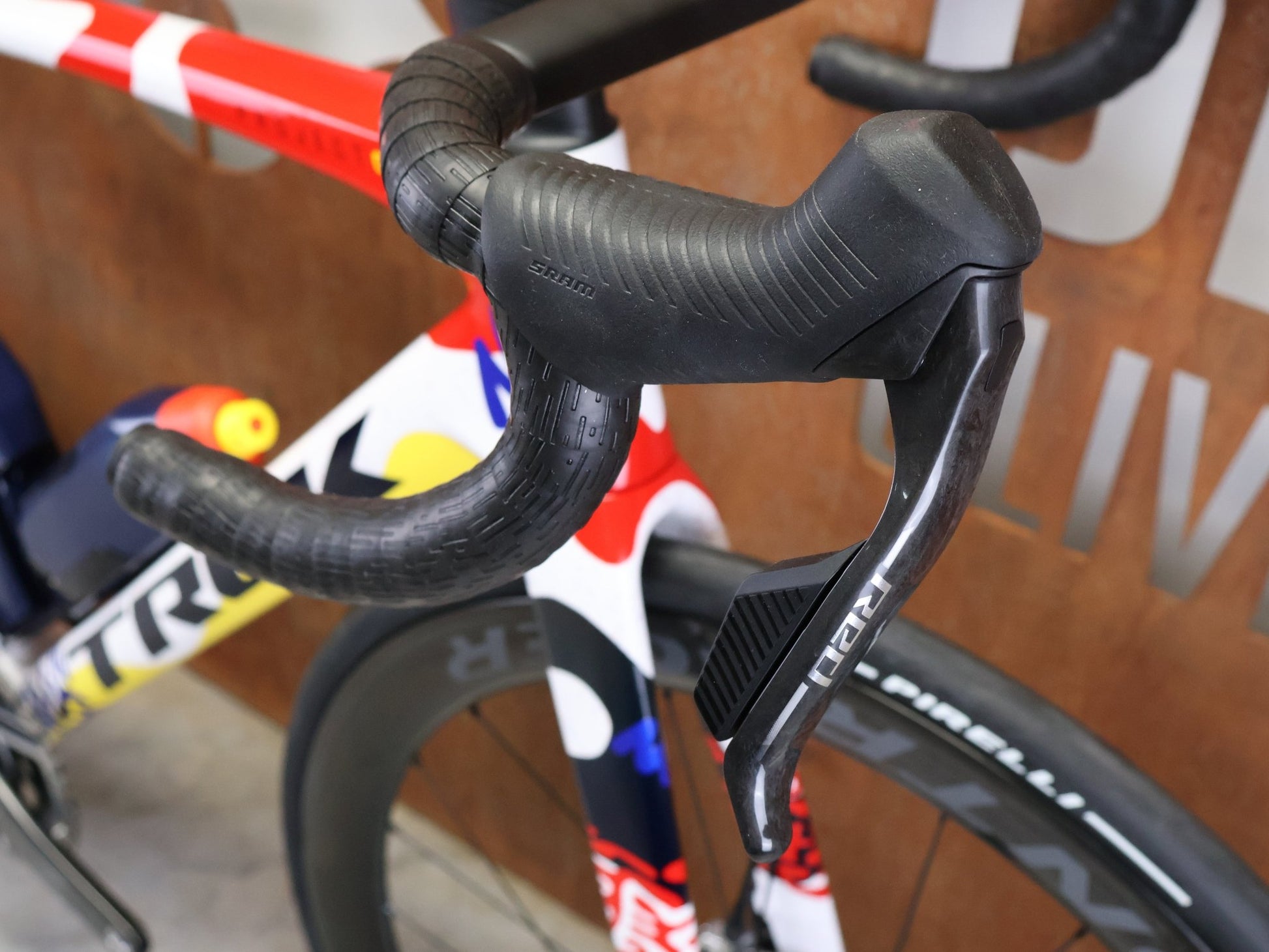 Rennrad von Trek, TREK MADONE SLR 9 AXS GEN 8 ICON COULER CARBON RENNRAD – M/L vor USEDBIKES - OB.DE Hintergrund