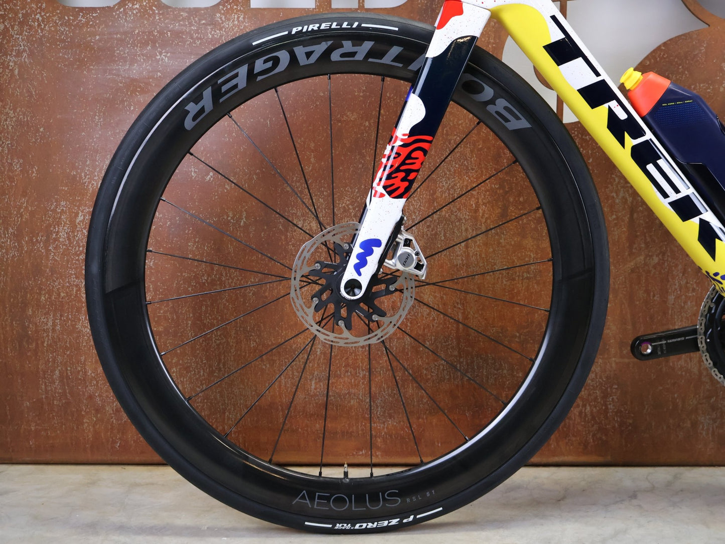 Rennrad von Trek, TREK MADONE SLR 9 AXS GEN 8 ICON COULER CARBON RENNRAD – M/L vor USEDBIKES - OB.DE Hintergrund