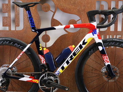 Rennrad von Trek, TREK MADONE SLR 9 AXS GEN 8 ICON COULER CARBON RENNRAD – M/L vor USEDBIKES - OB.DE Hintergrund