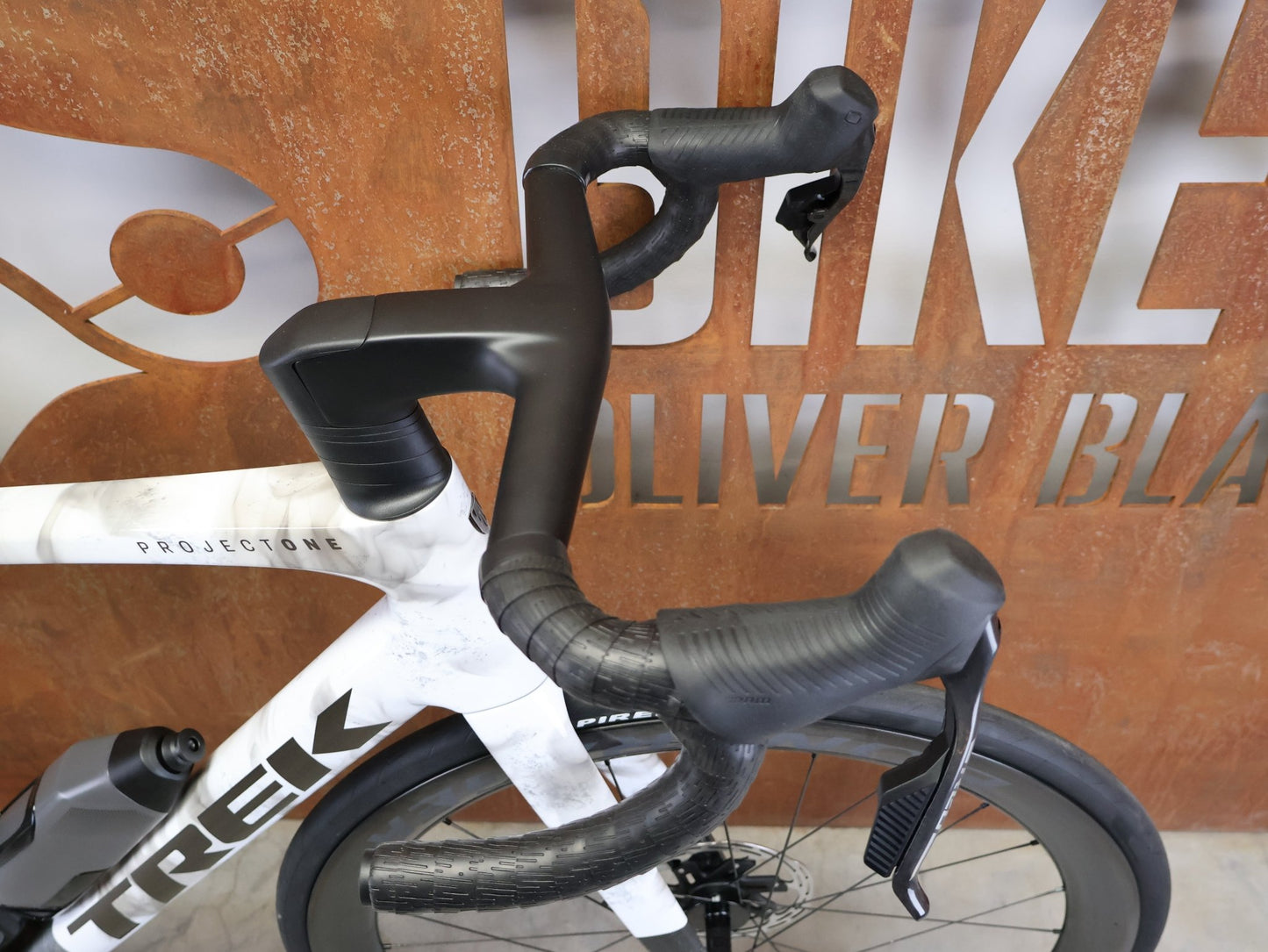 Rennrad von Trek, TREK MADONE SLR 9 AXS GEN 8 ICON TERRESTRIAL CARBON RENNRAD – L vor USEDBIKES - OB.DE Hintergrund