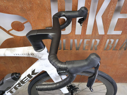 Rennrad von Trek, TREK MADONE SLR 9 AXS GEN 8 ICON TERRESTRIAL CARBON RENNRAD – L vor USEDBIKES - OB.DE Hintergrund