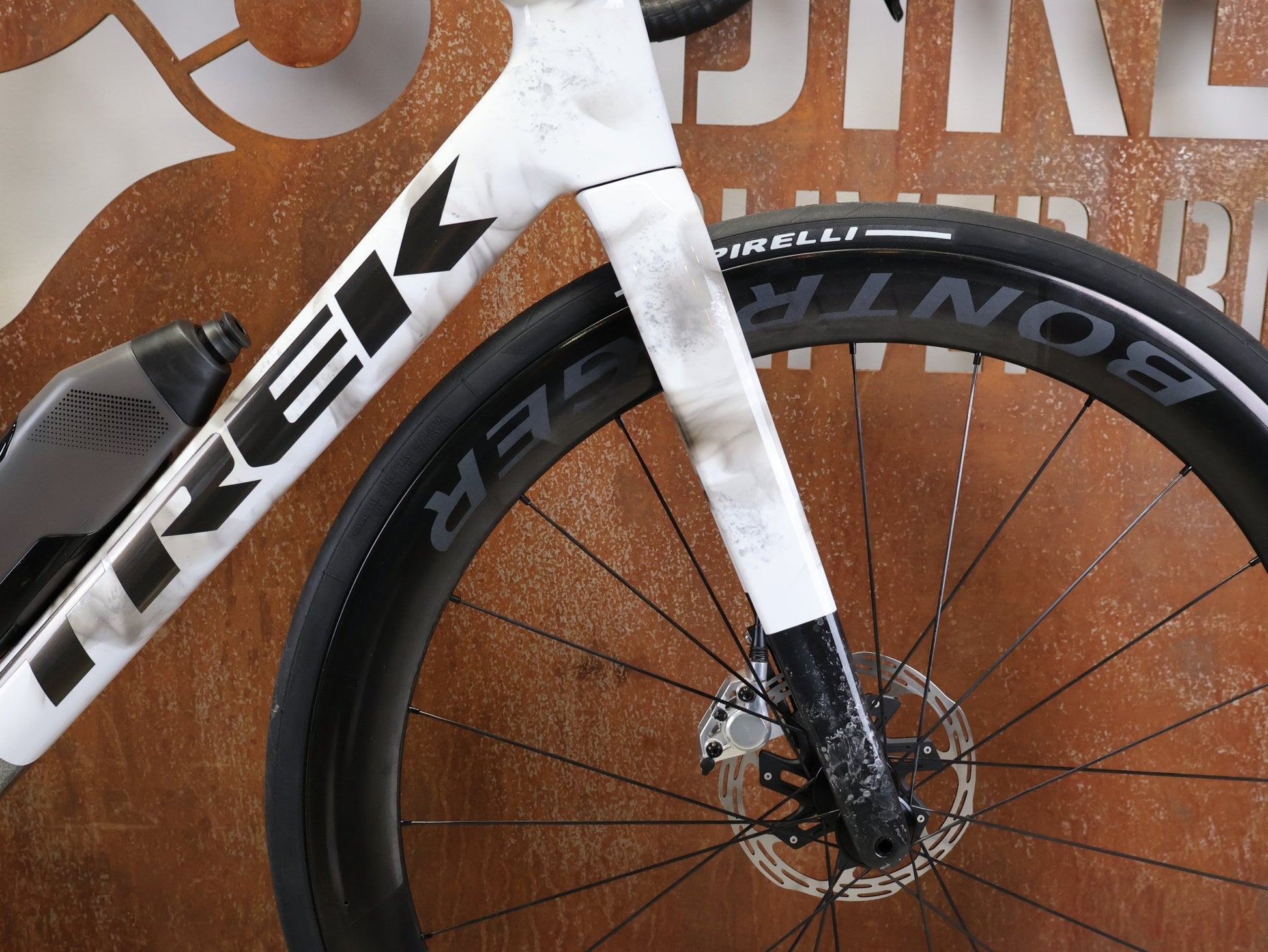 Rennrad von Trek, TREK MADONE SLR 9 AXS GEN 8 ICON TERRESTRIAL CARBON RENNRAD – L vor USEDBIKES - OB.DE Hintergrund