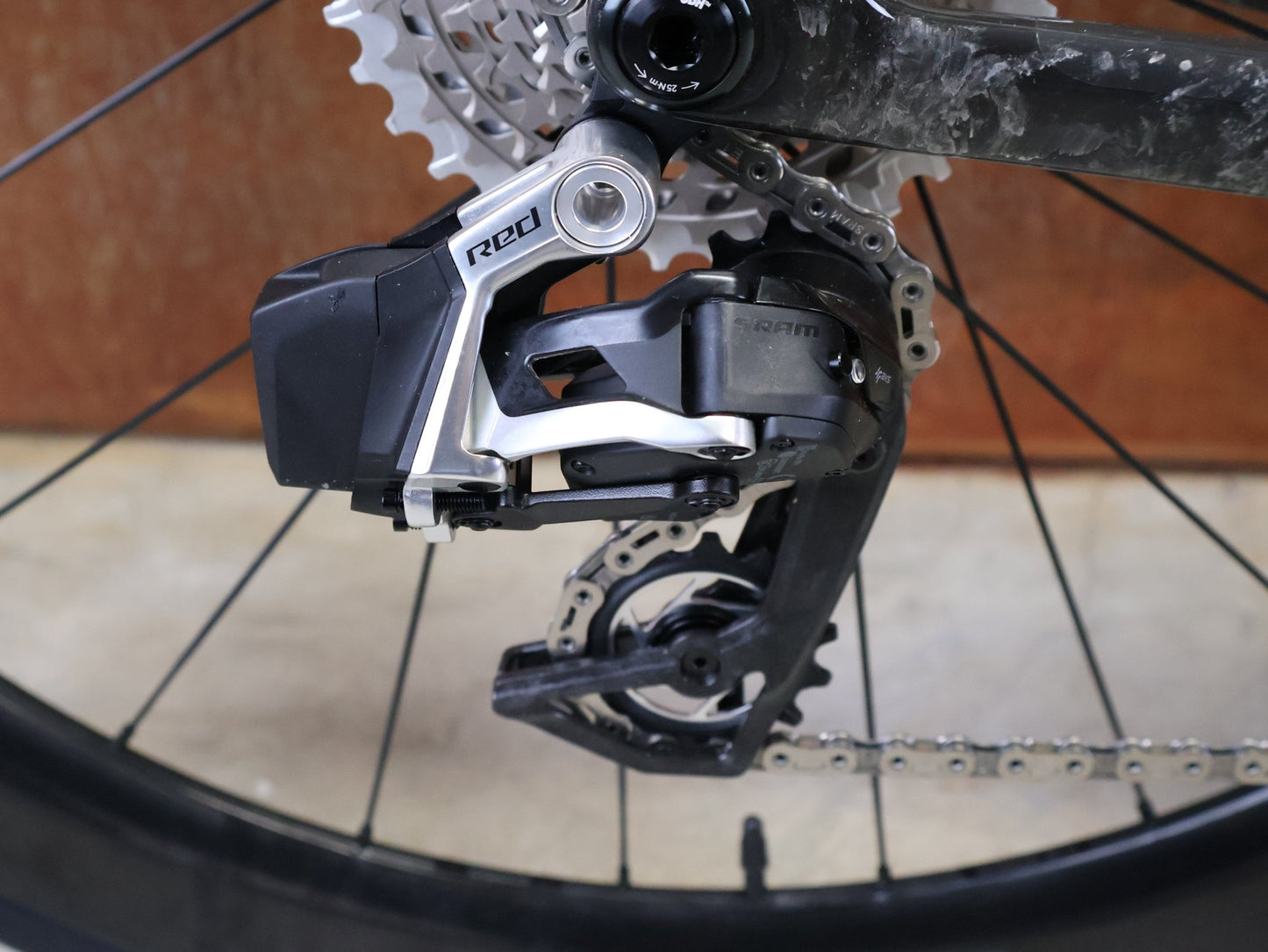 Rennrad von Trek, TREK MADONE SLR 9 AXS GEN 8 ICON TERRESTRIAL CARBON RENNRAD – L vor USEDBIKES - OB.DE Hintergrund