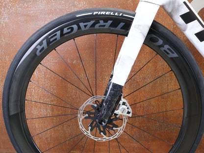 Rennrad von Trek, TREK MADONE SLR 9 AXS GEN 8 ICON TERRESTRIAL CARBON RENNRAD – L vor USEDBIKES - OB.DE Hintergrund