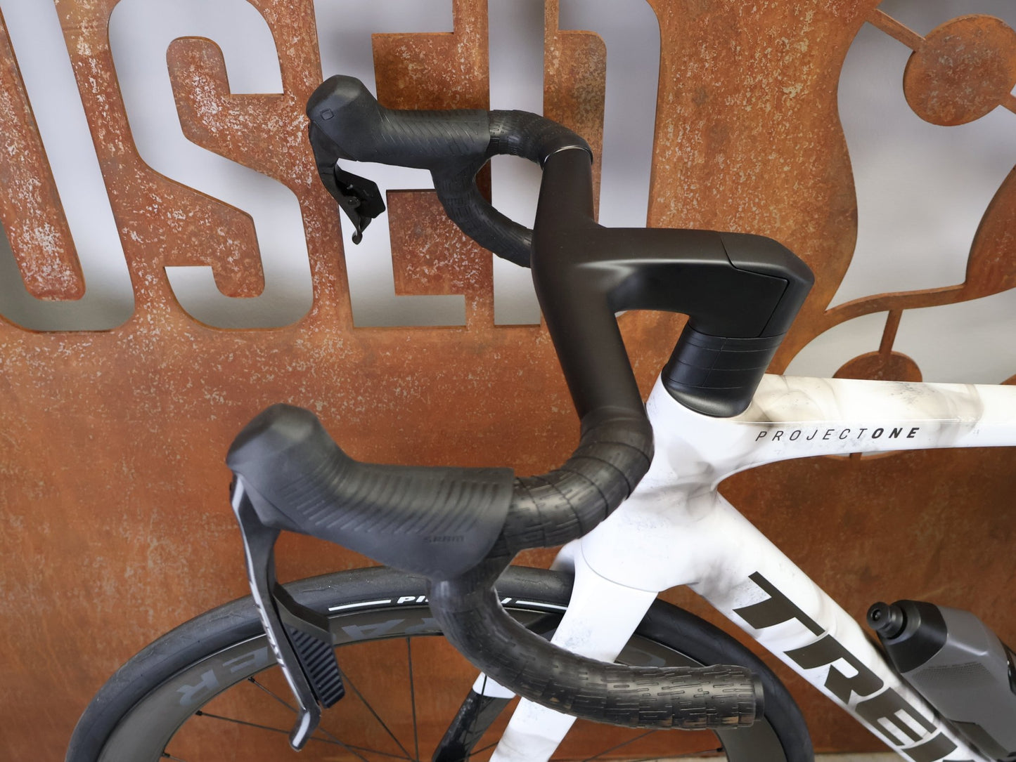 Rennrad von Trek, TREK MADONE SLR 9 AXS GEN 8 ICON TERRESTRIAL CARBON RENNRAD – L vor USEDBIKES - OB.DE Hintergrund