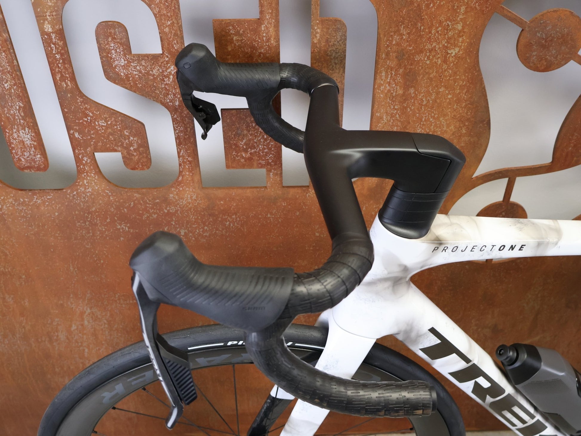 Rennrad von Trek, TREK MADONE SLR 9 AXS GEN 8 ICON TERRESTRIAL CARBON RENNRAD – L vor USEDBIKES - OB.DE Hintergrund