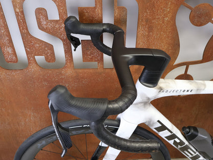 Rennrad von Trek, TREK MADONE SLR 9 AXS GEN 8 ICON TERRESTRIAL CARBON RENNRAD – L vor USEDBIKES - OB.DE Hintergrund