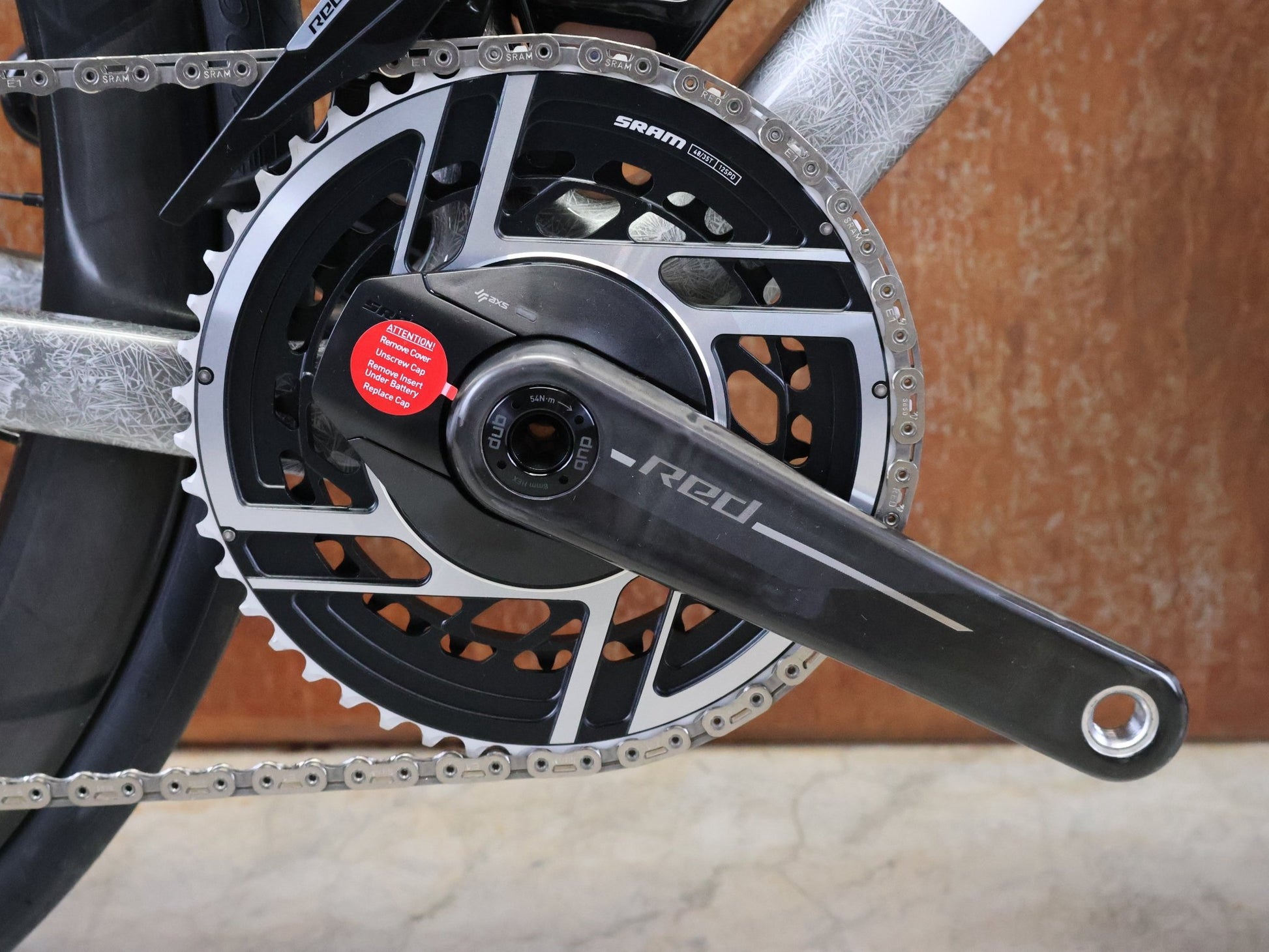 Rennrad von Trek, TREK MADONE SLR 9 AXS GEN 8 ICON TERRESTRIAL CARBON RENNRAD – L vor USEDBIKES - OB.DE Hintergrund