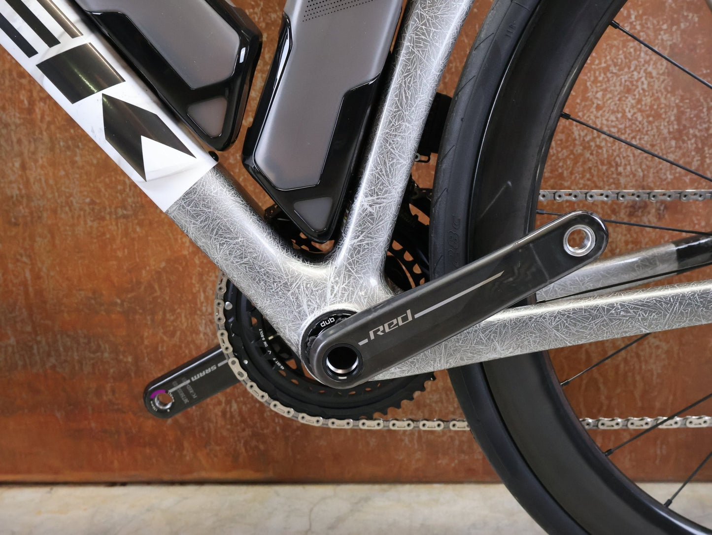 Rennrad von Trek, TREK MADONE SLR 9 AXS GEN 8 ICON TERRESTRIAL CARBON RENNRAD – L vor USEDBIKES - OB.DE Hintergrund